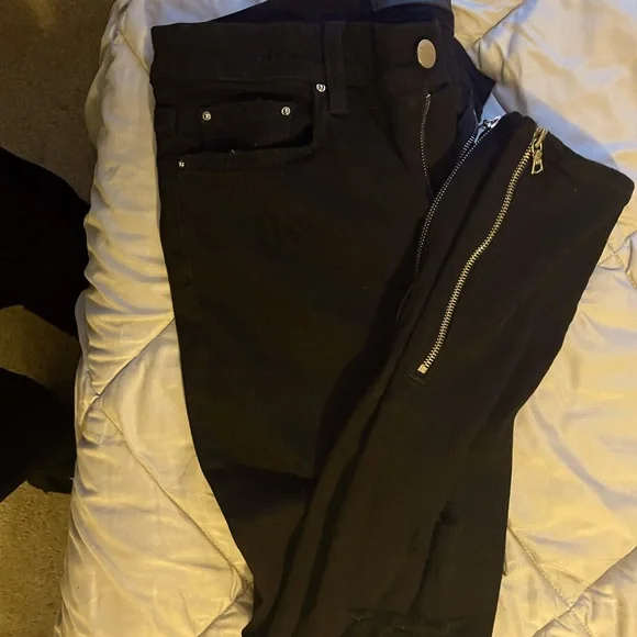New with tags. Bought on Scarce. Selling because they don’t fit.